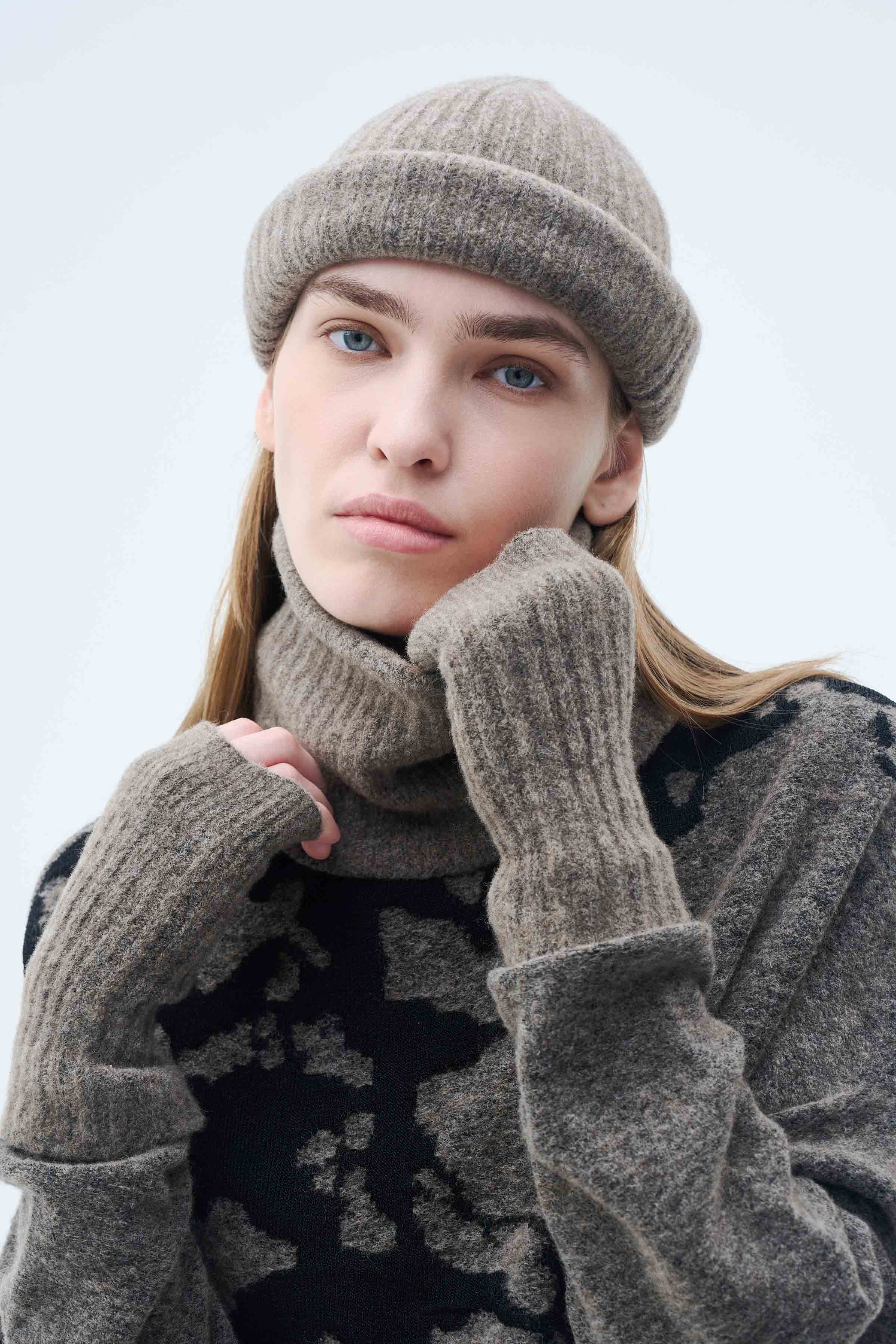 Митенки 09 Беж-меланж (melange beige), 00 Черный (noir), 15 Серый меланж (melange gris), 34 Голубой лед (glace bleue), 62 Хризолит (chrysolithe) от Lesel (Лесель)! Заказывайте по ✆ 8 (800) 777 02 37