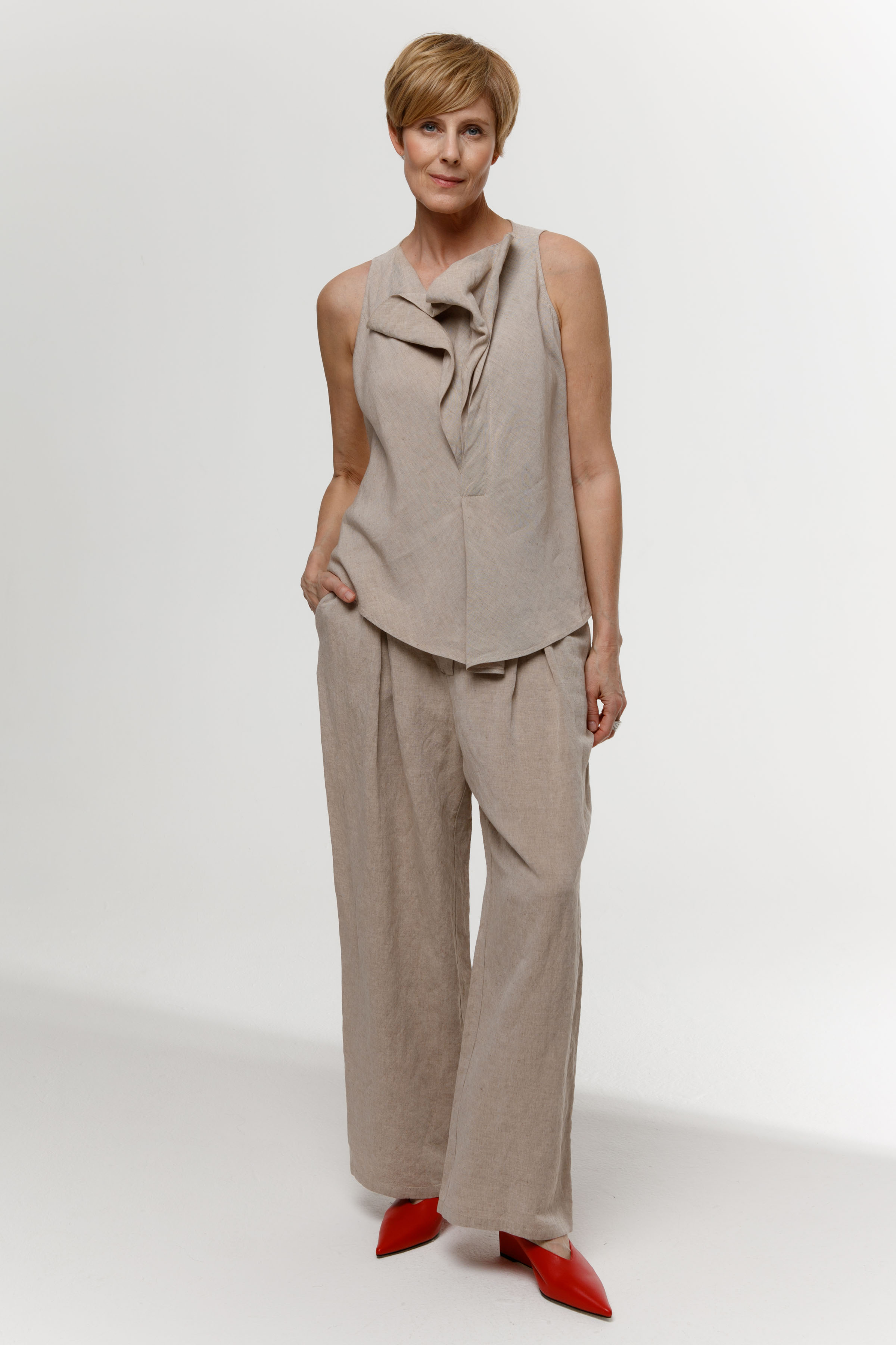 Блуза с асимметричными складками, без рукавов, лён  от Lesel (Лесель)! Заказывайте по ✆ 8 (800) 777 02 37