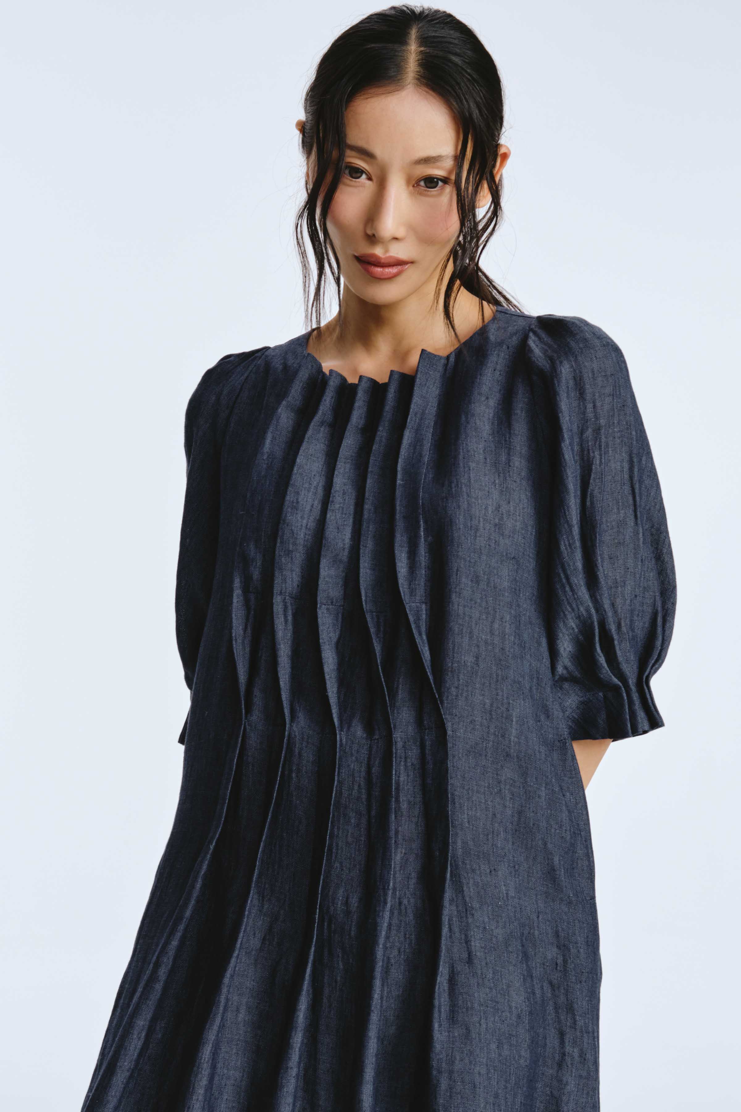 Платье с широкими защипами, лен 38 Джинсовый (denim) от Lesel (Лесель)! Заказывайте по ✆ 8 (800) 777 02 37