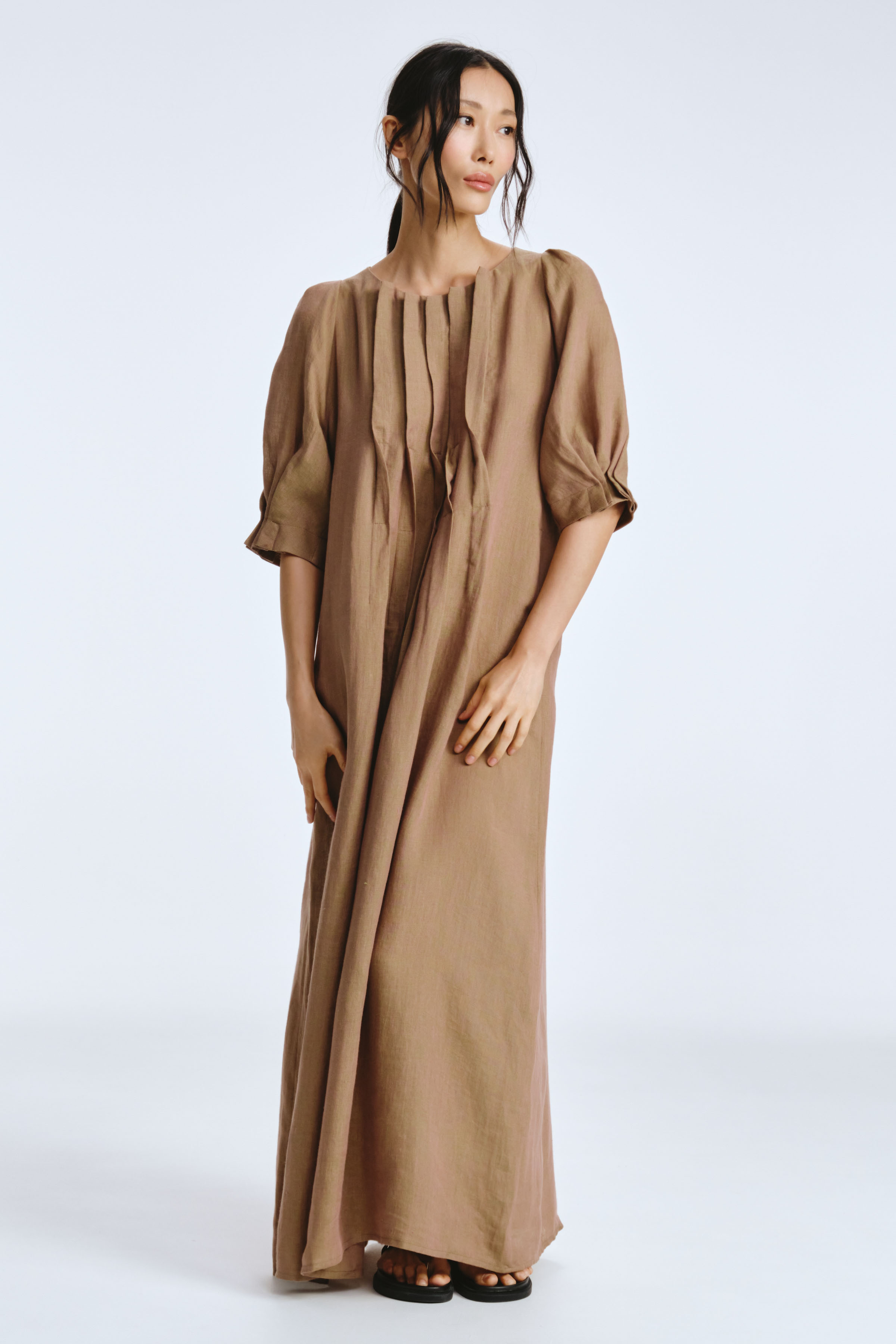 Платье с широкими защипами, лен