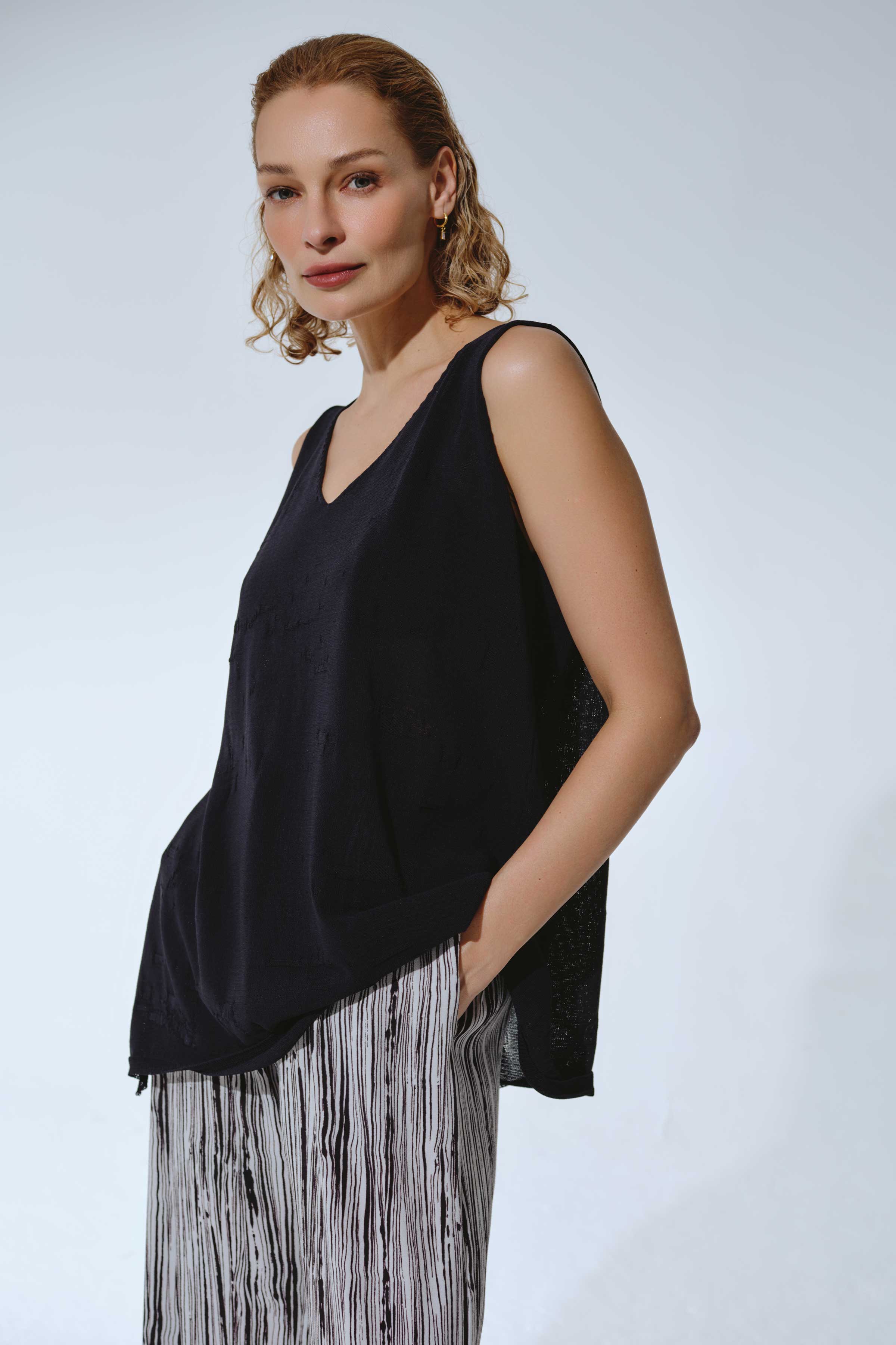 Топ удлиненный с разрезом 03 Кварц (quartz), 00 Черный (noir) от Lesel (Лесель)! Заказывайте по ✆ 8 (800) 777 02 37