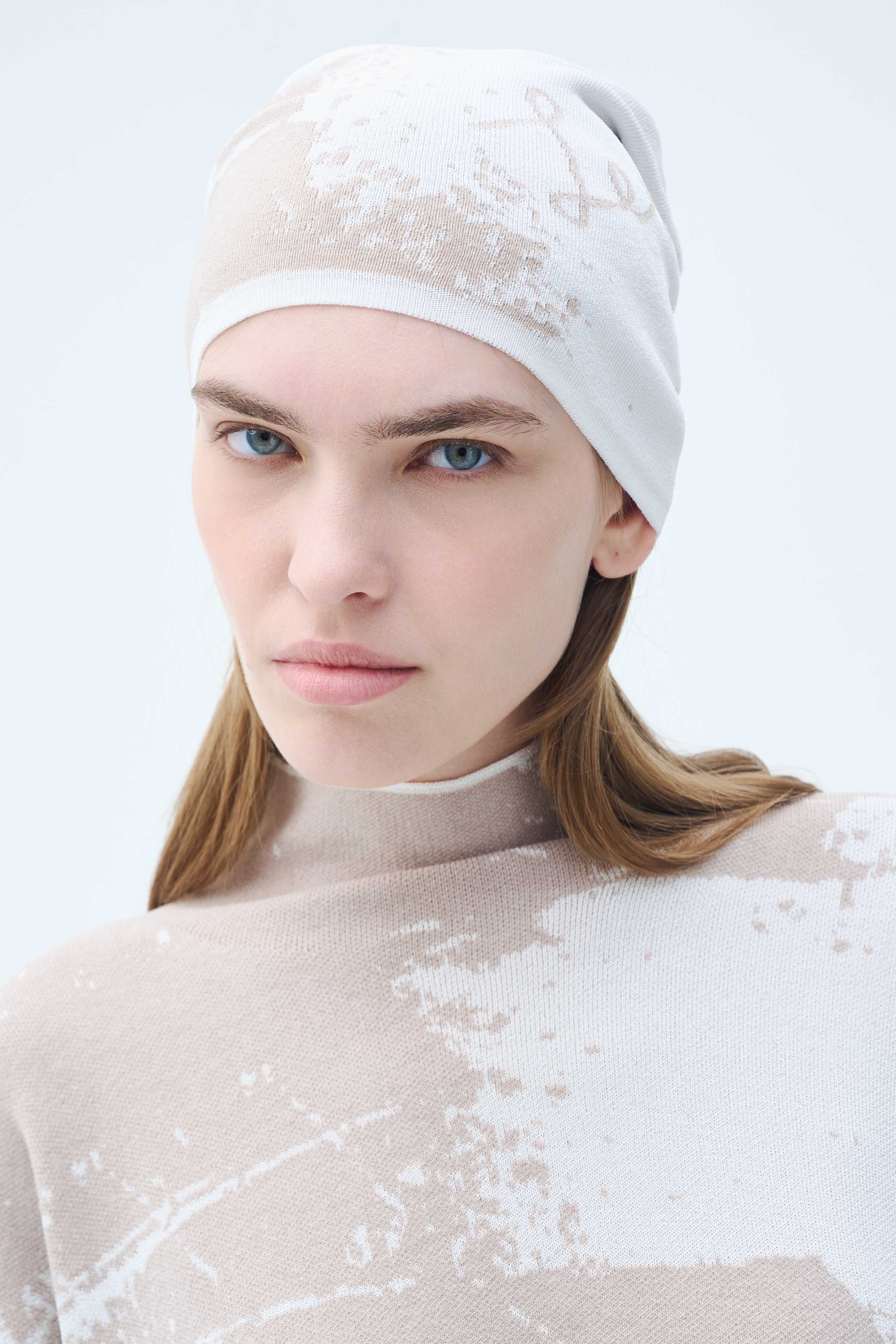 Шапка Инь-Ян 06 Суфле (souffle), 00 Черный (noir), 27 Бордо (burdeaux), 60 Можжевельник (genievre) от Lesel (Лесель)! Заказывайте по ✆ 8 (800) 777 02 37