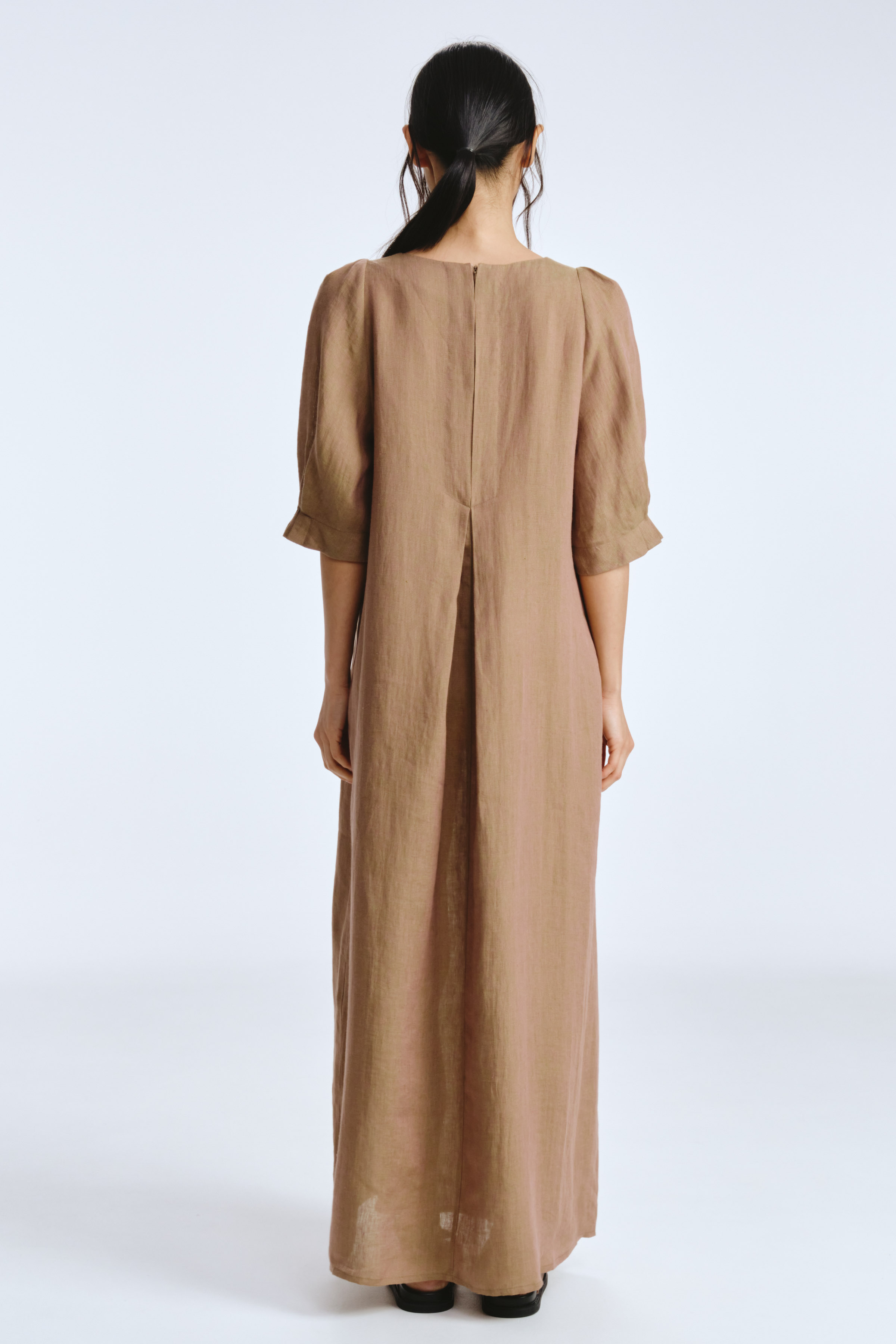 Платье с широкими защипами, лен