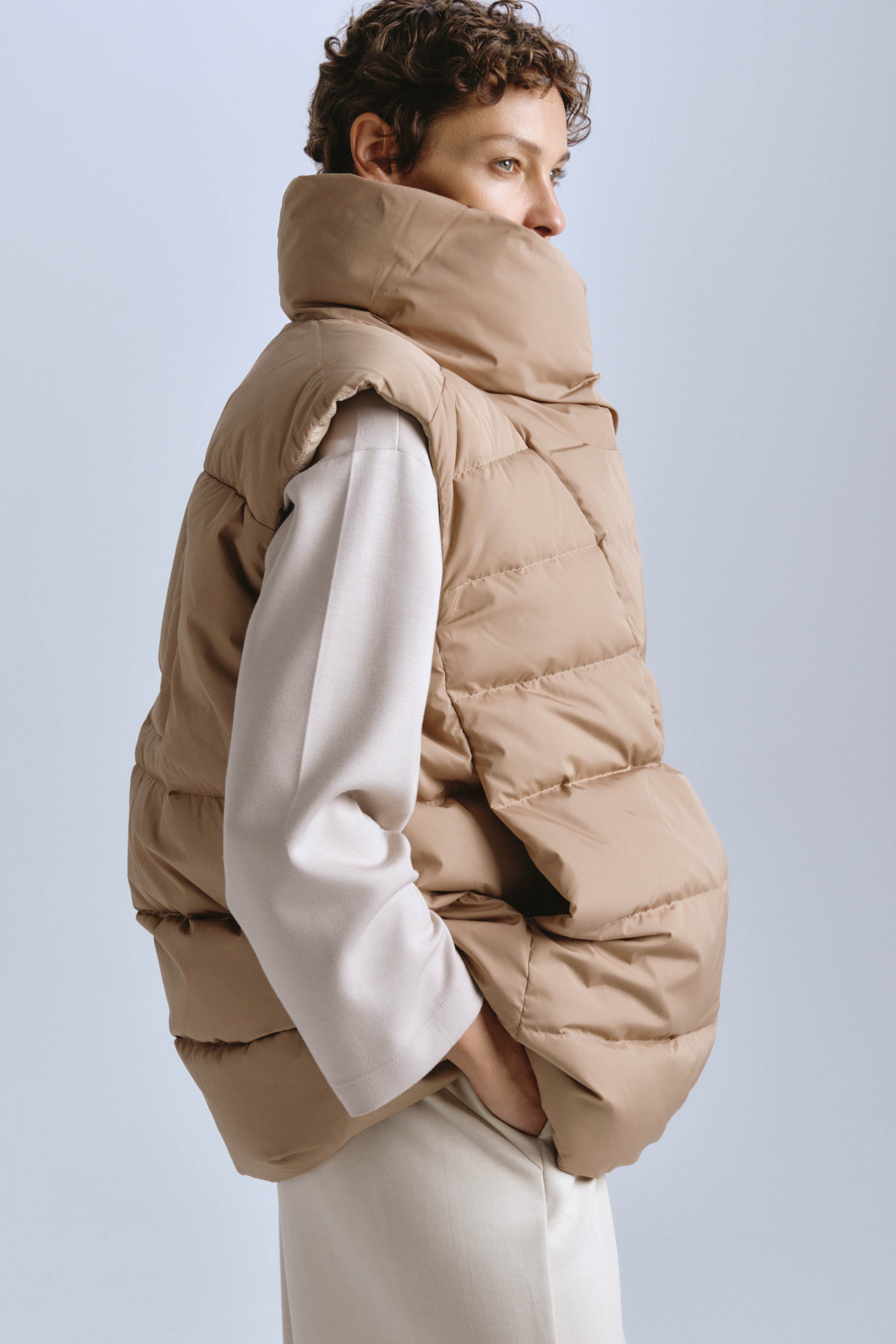 Жилет пуховый с навесными петлями