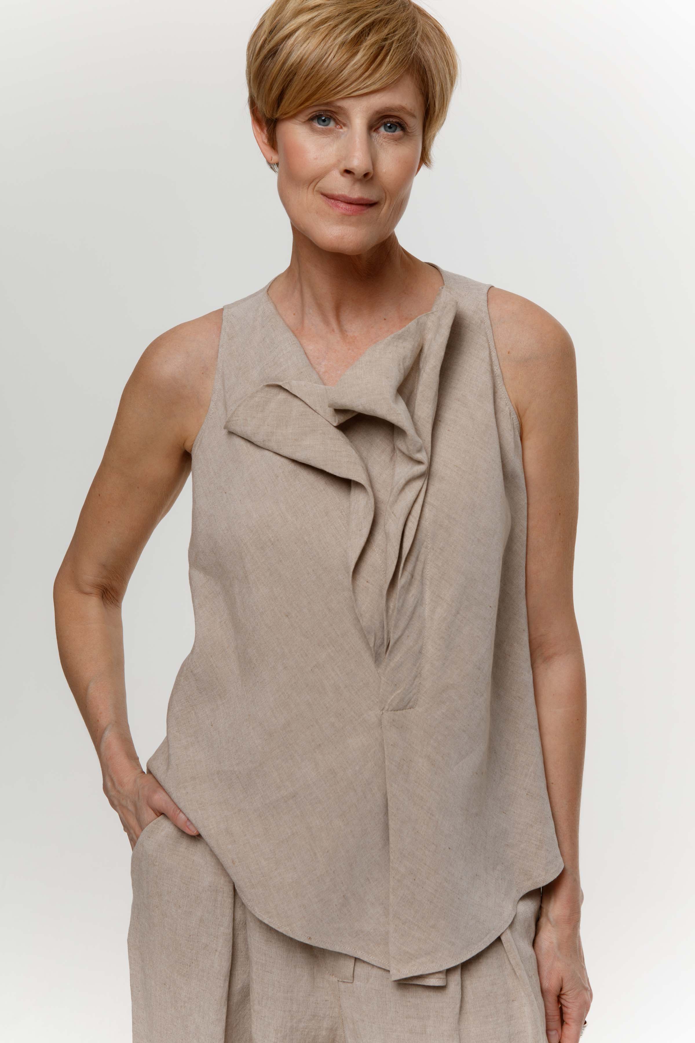 Блуза с асимметричными складками, без рукавов, лён  от Lesel (Лесель)! Заказывайте по ✆ 8 (800) 777 02 37