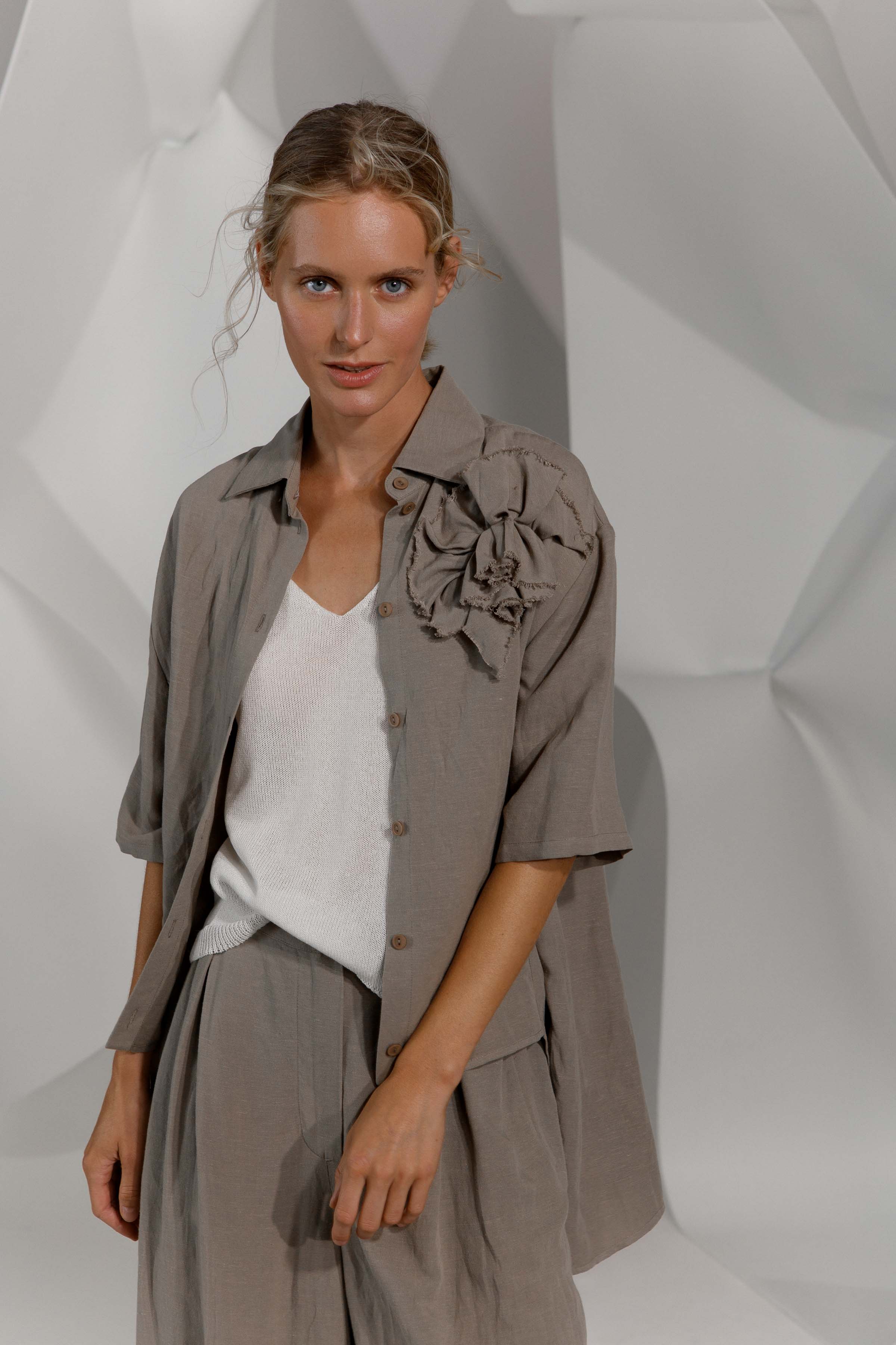 Блуза с длинной спинкой и декором, мягкий лён  от Lesel (Лесель)! Заказывайте по ✆ 8 (800) 777 02 37