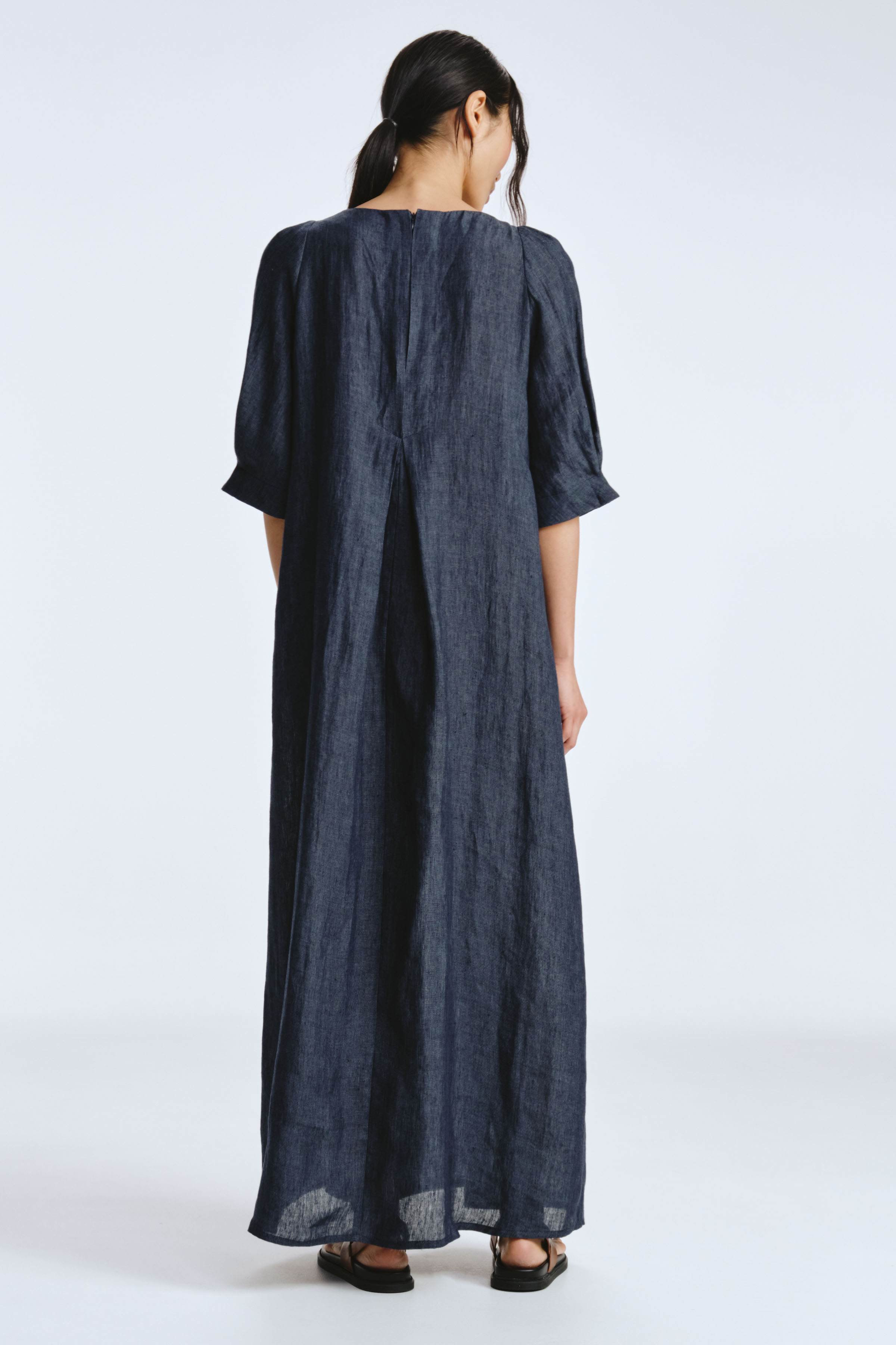 Платье с широкими защипами, лен 38 Джинсовый (denim) от Lesel (Лесель)! Заказывайте по ✆ 8 (800) 777 02 37
