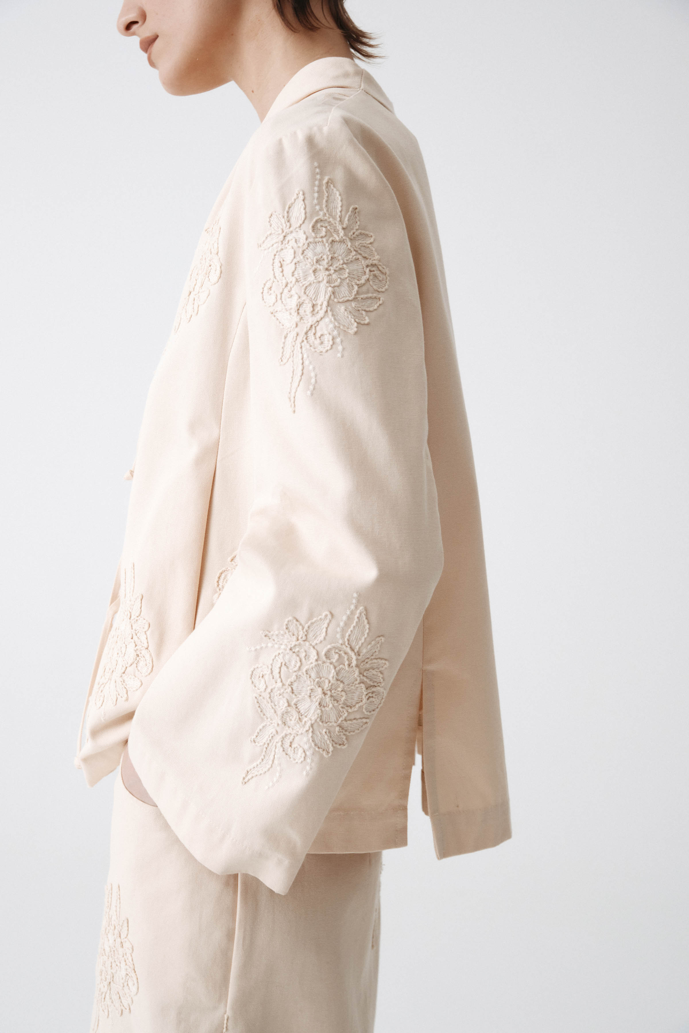 Жакет накидка с вышивкой, короткий  от Lesel (Лесель)! Заказывайте по ✆ 8 (800) 777 02 37