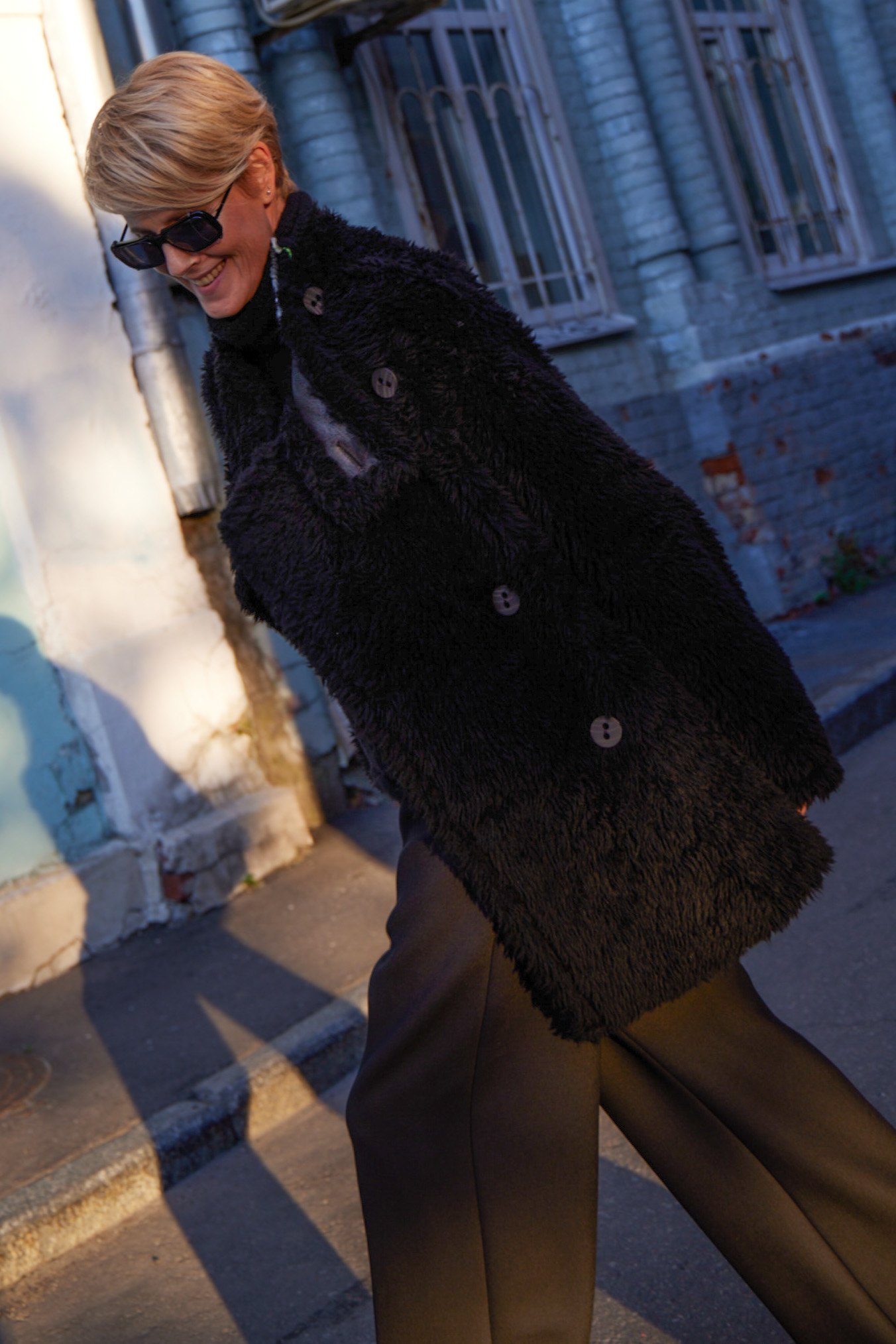 Пальто дубленка, с лацканами и воротником-стойкой средняя