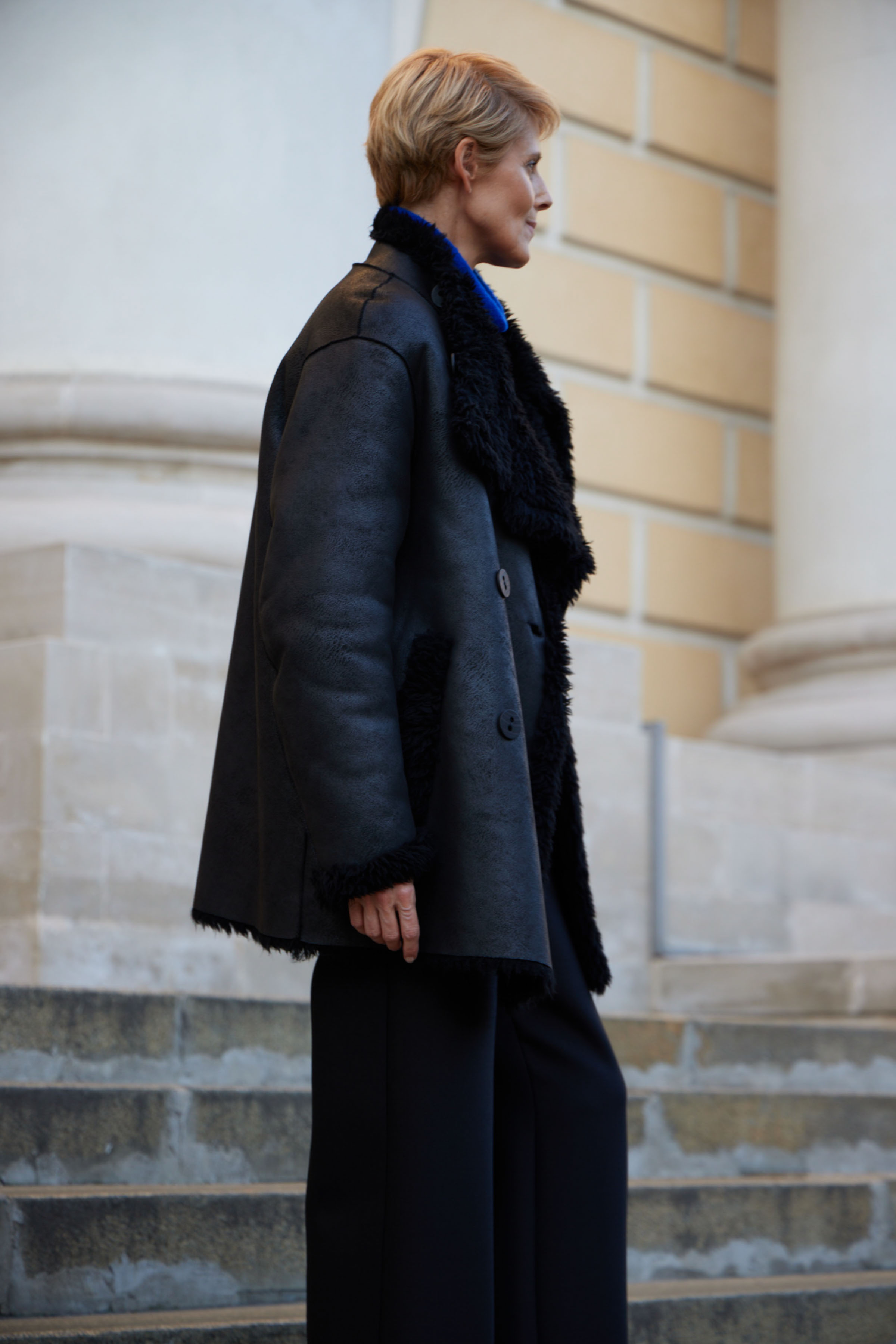 Пальто дубленка, с лацканами и воротником-стойкой средняя