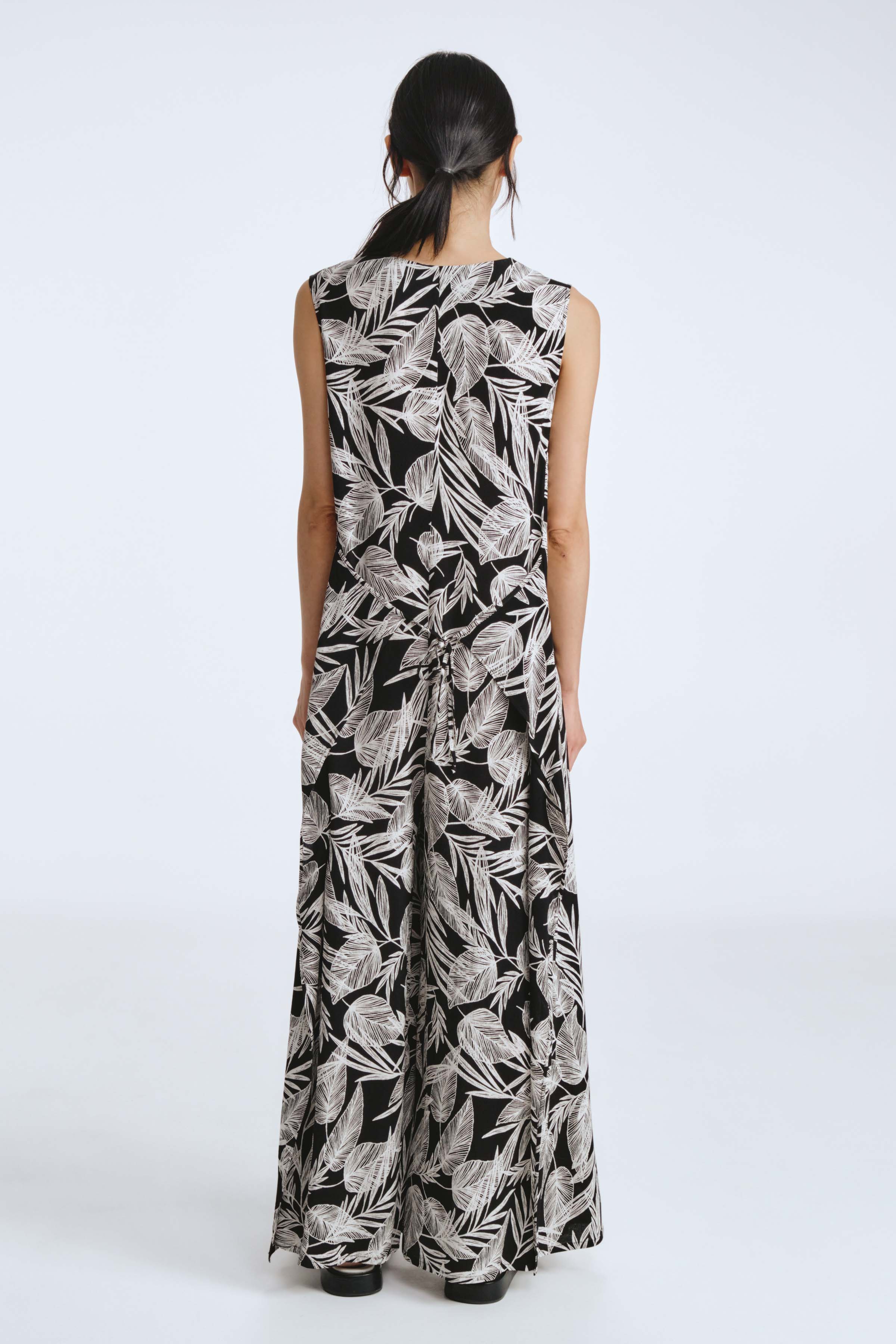 Комбинезон Листья с отлетными деталями 00 Черный (noir), 03 Кварц (quartz) от Lesel (Лесель)! Заказывайте по ✆ 8 (800) 777 02 37