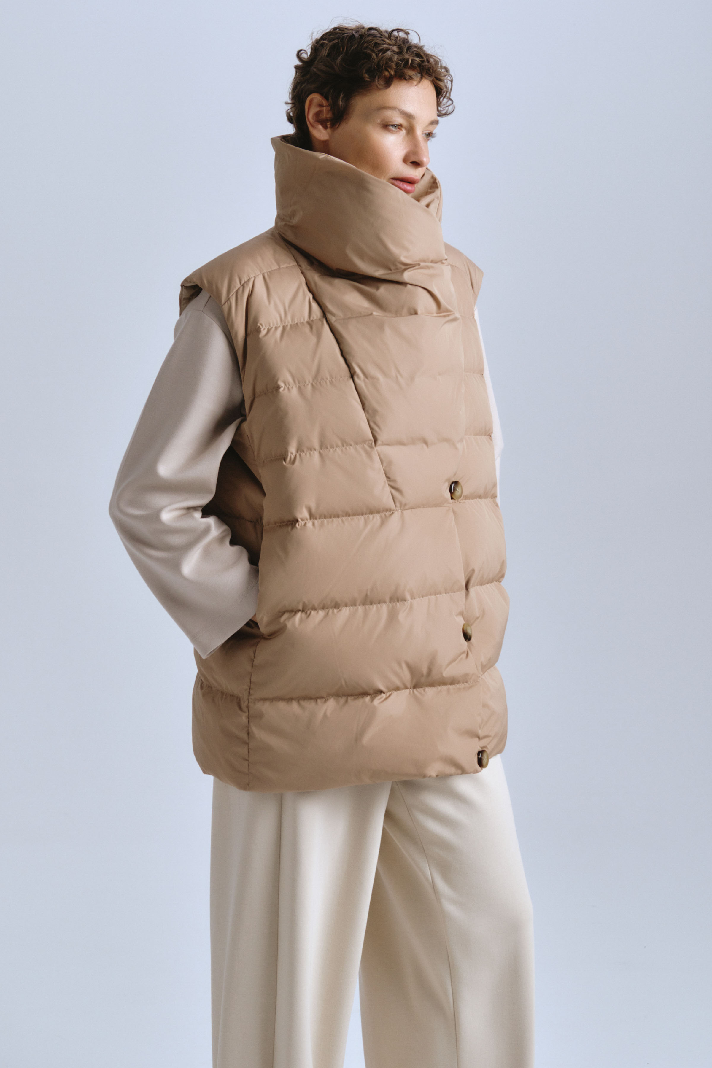 Жилет пуховый с навесными петлями