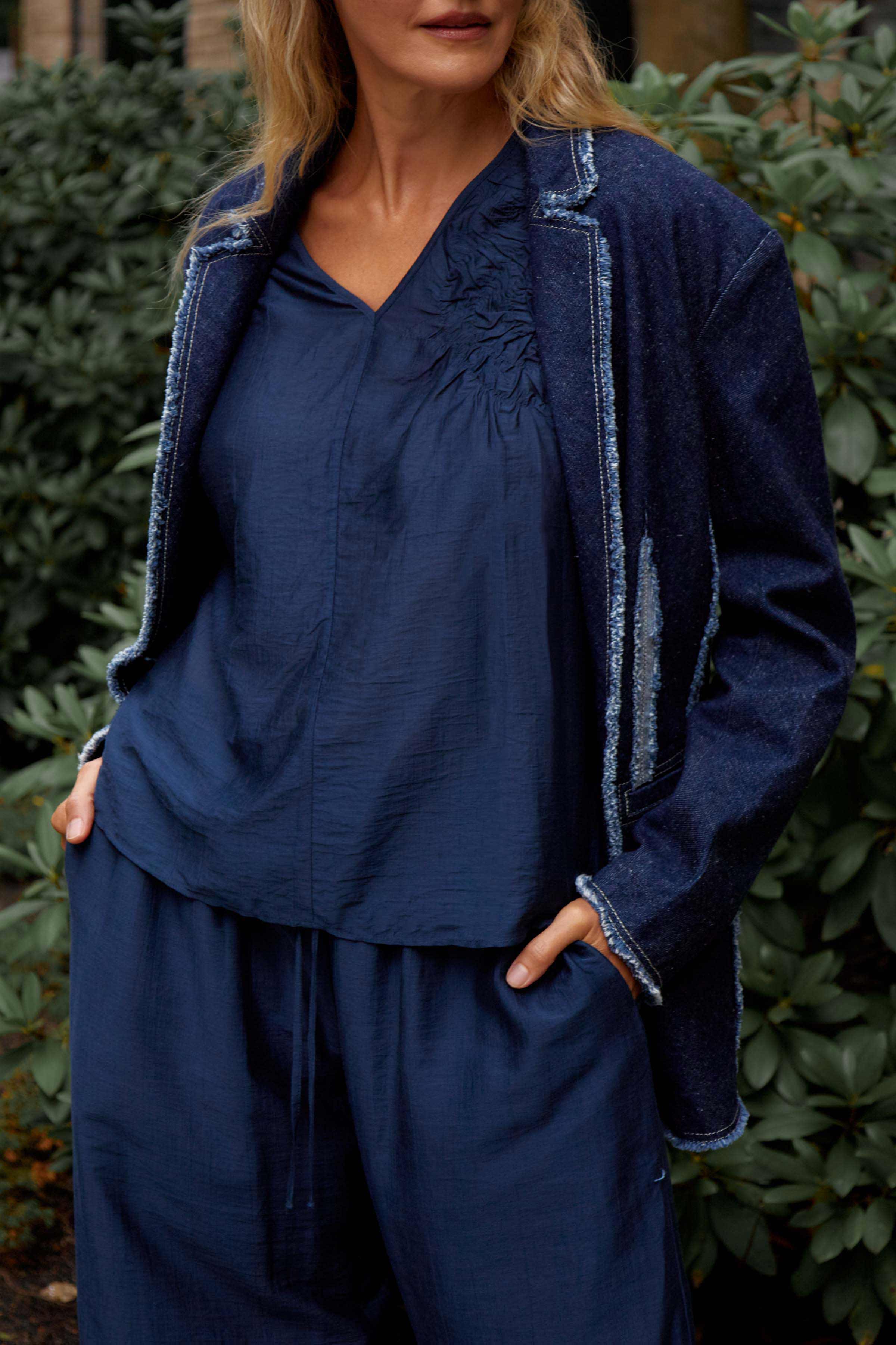 Блуза с декором, шёлк 38 Джинсовый (denim) от Lesel (Лесель)! Заказывайте по ✆ 8 (800) 777 02 37