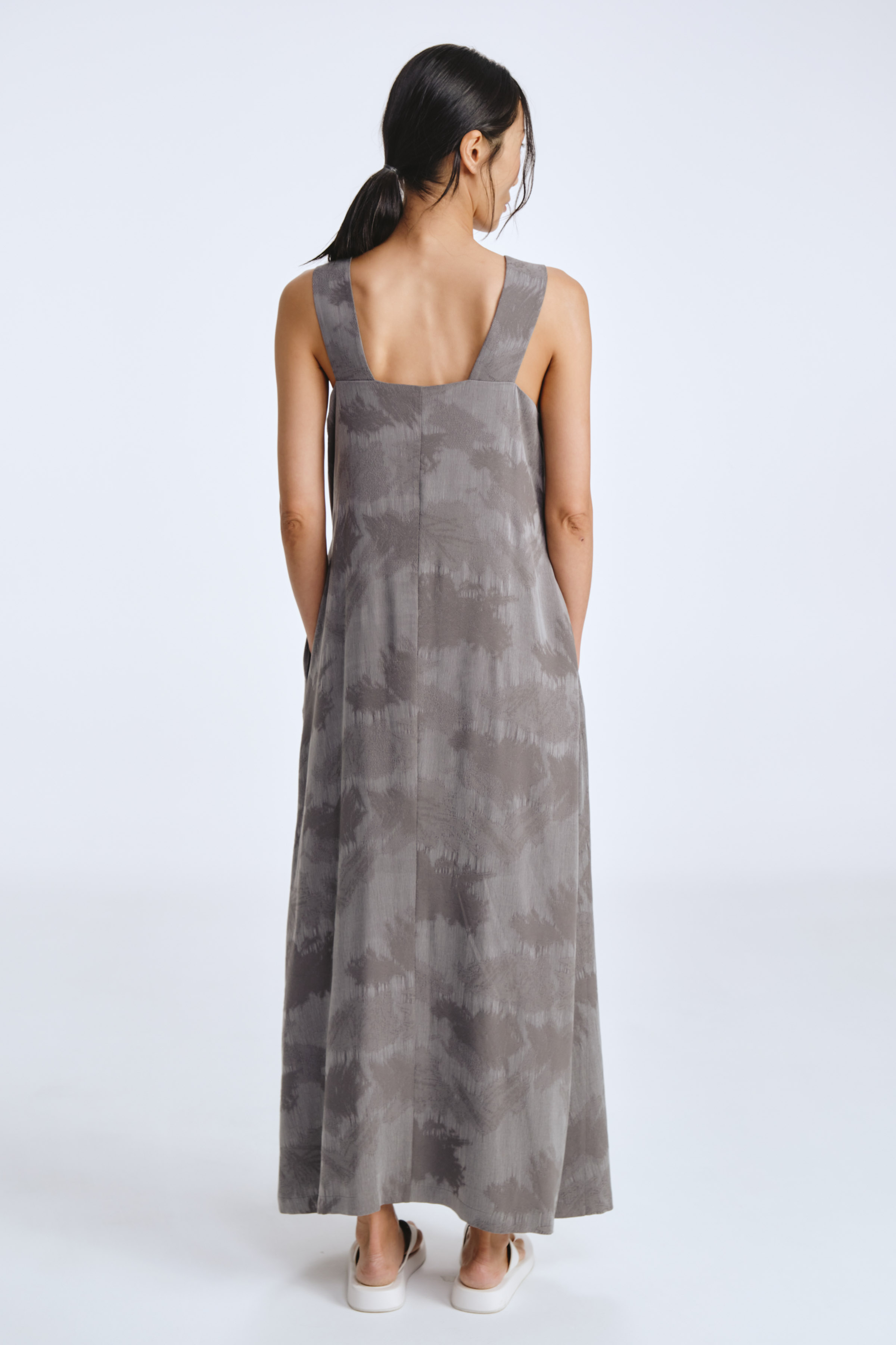 Платье прямое, широкие бретели, жаккард 01 Серый перламутр (nacre gris) от Lesel (Лесель)! Заказывайте по ✆ 8 (800) 777 02 37