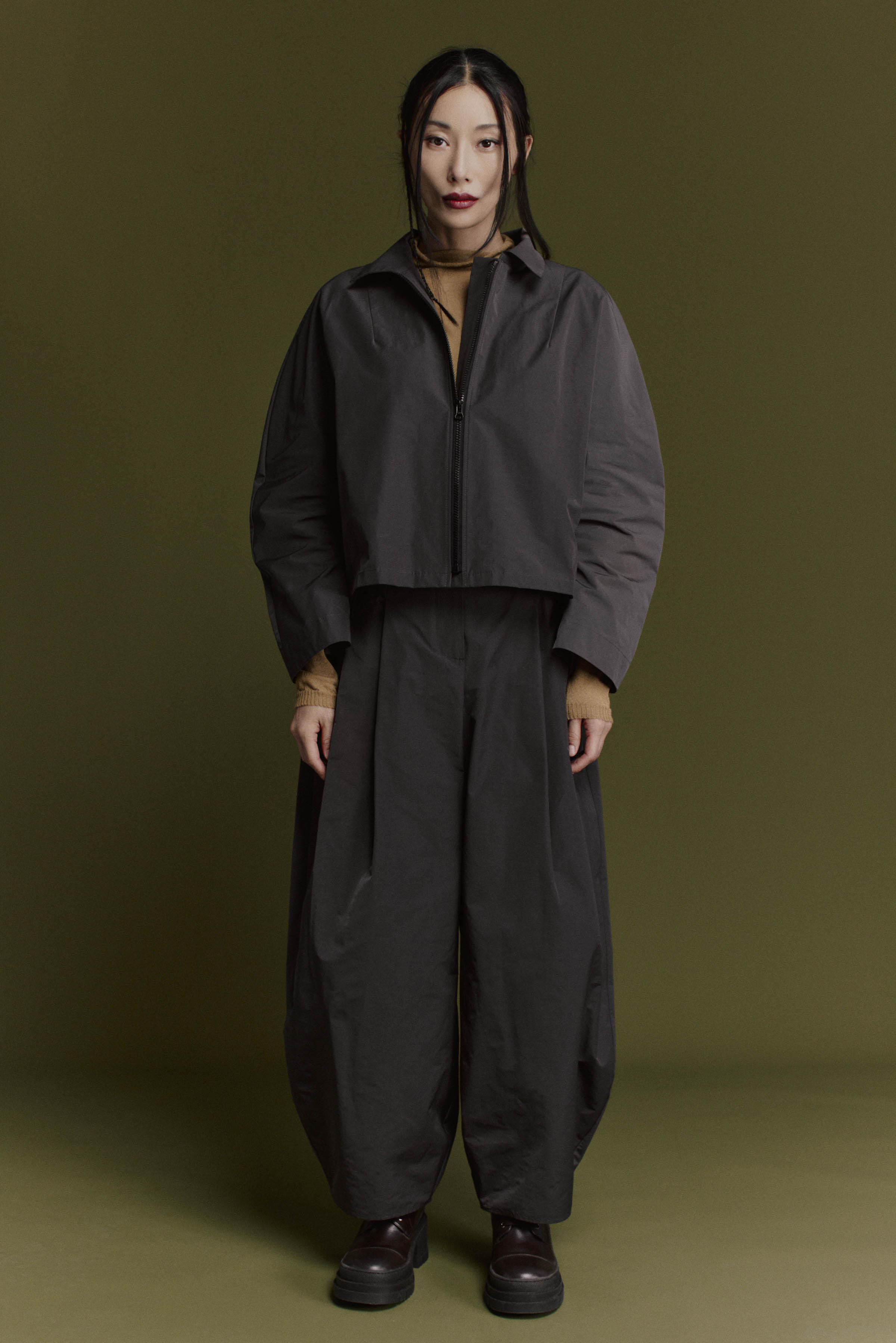 Жакет на молнии, с фигурными ластовицами 78 Полутень (penombre), 00 Черный (noir), 09 Крем-брюле (creme-brjule), 79 Гербарий (herbal) от Lesel (Лесель)! Заказывайте по ✆ 8 (800) 777 02 37