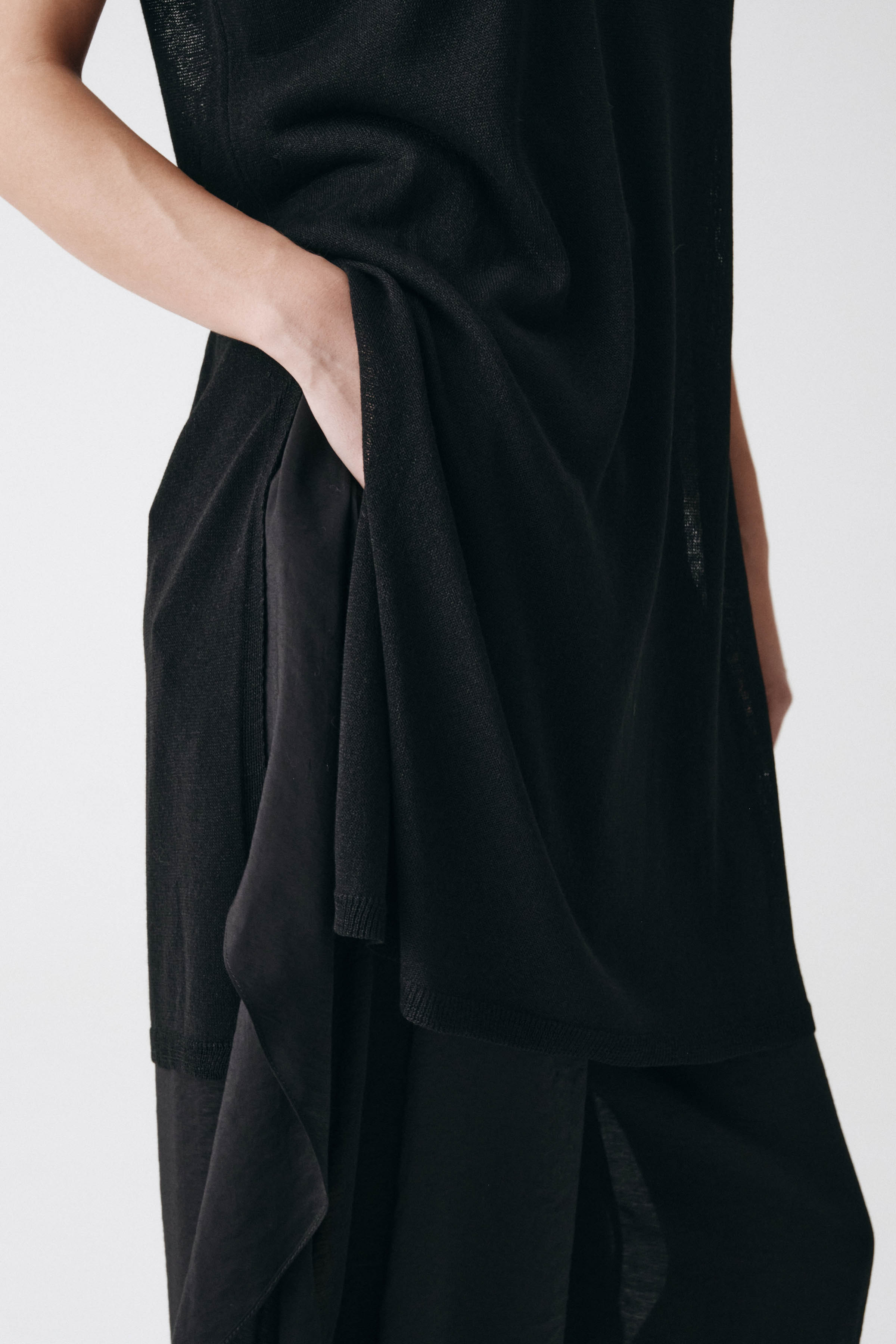 Топ туника на бретелях с разрезом  от Lesel (Лесель)! Заказывайте по ✆ 8 (800) 777 02 37