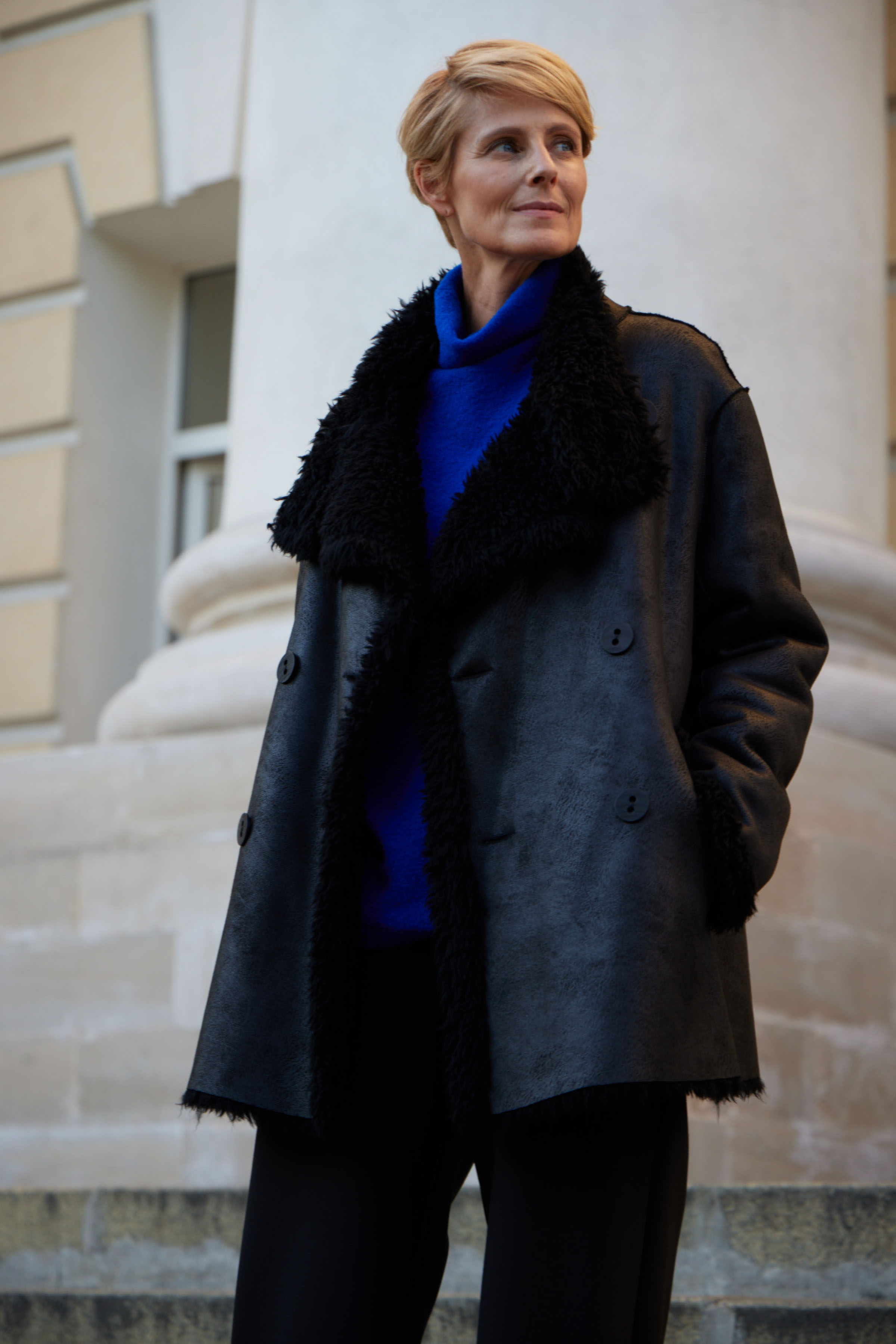 Пальто дубленка, с лацканами и воротником-стойкой средняя