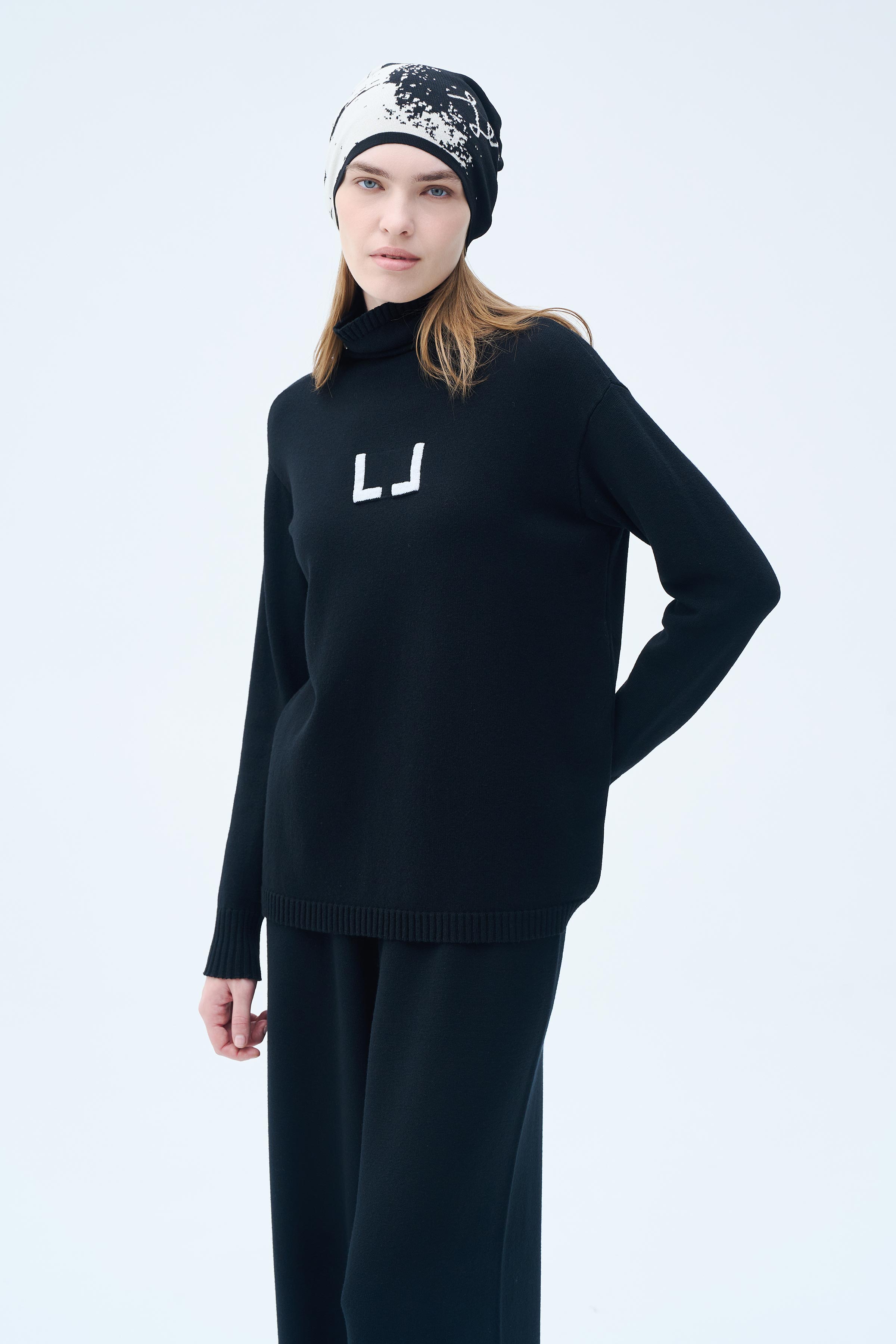 Водолазка Логотип 00 Черный (noir) от Lesel (Лесель)! Заказывайте по ✆ 8 (800) 777 02 37