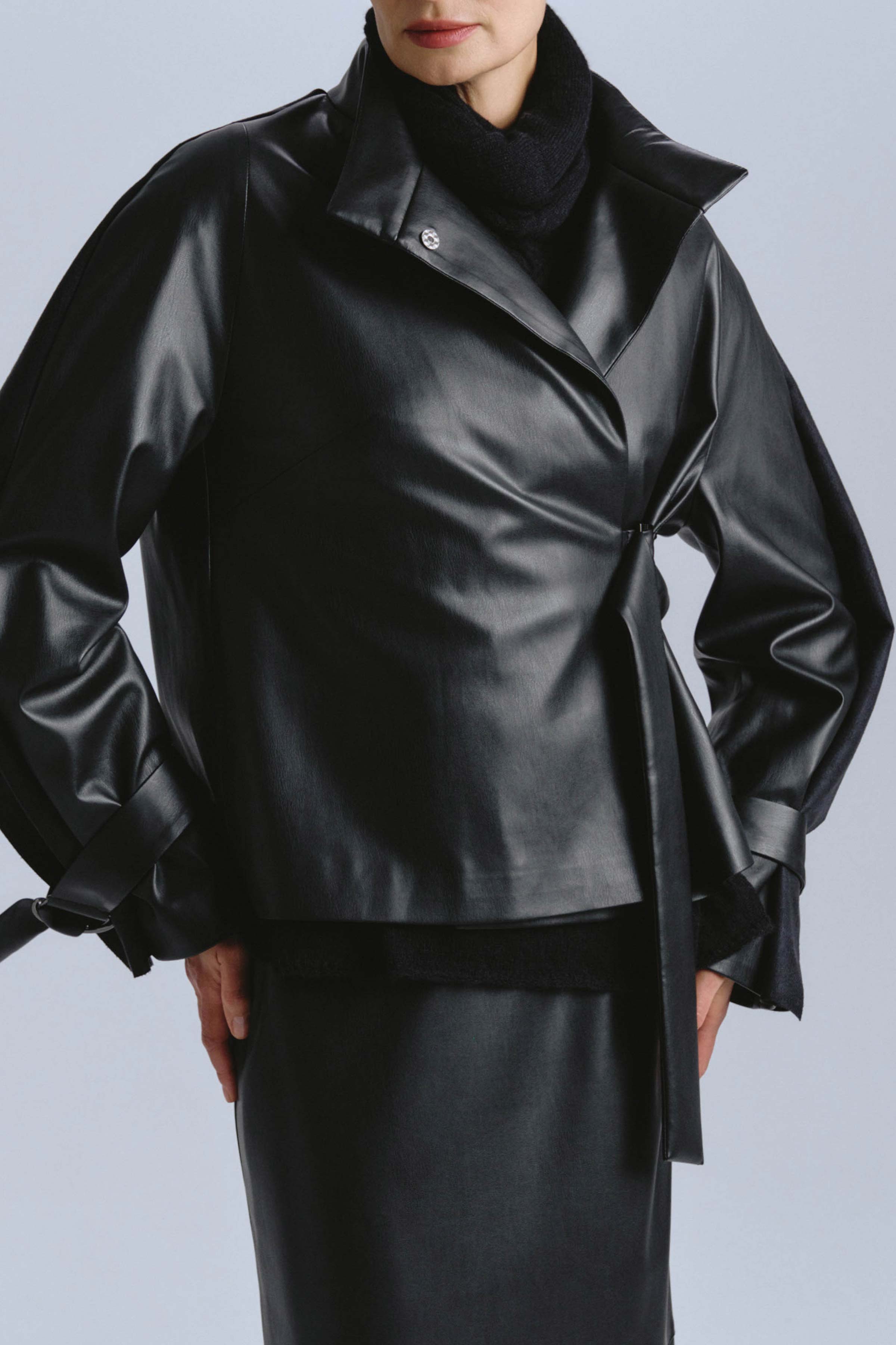 Тренч с пелеринами, короткий, кожа 00 Черный (noir) от Lesel (Лесель)! Заказывайте по ✆ 8 (800) 777 02 37