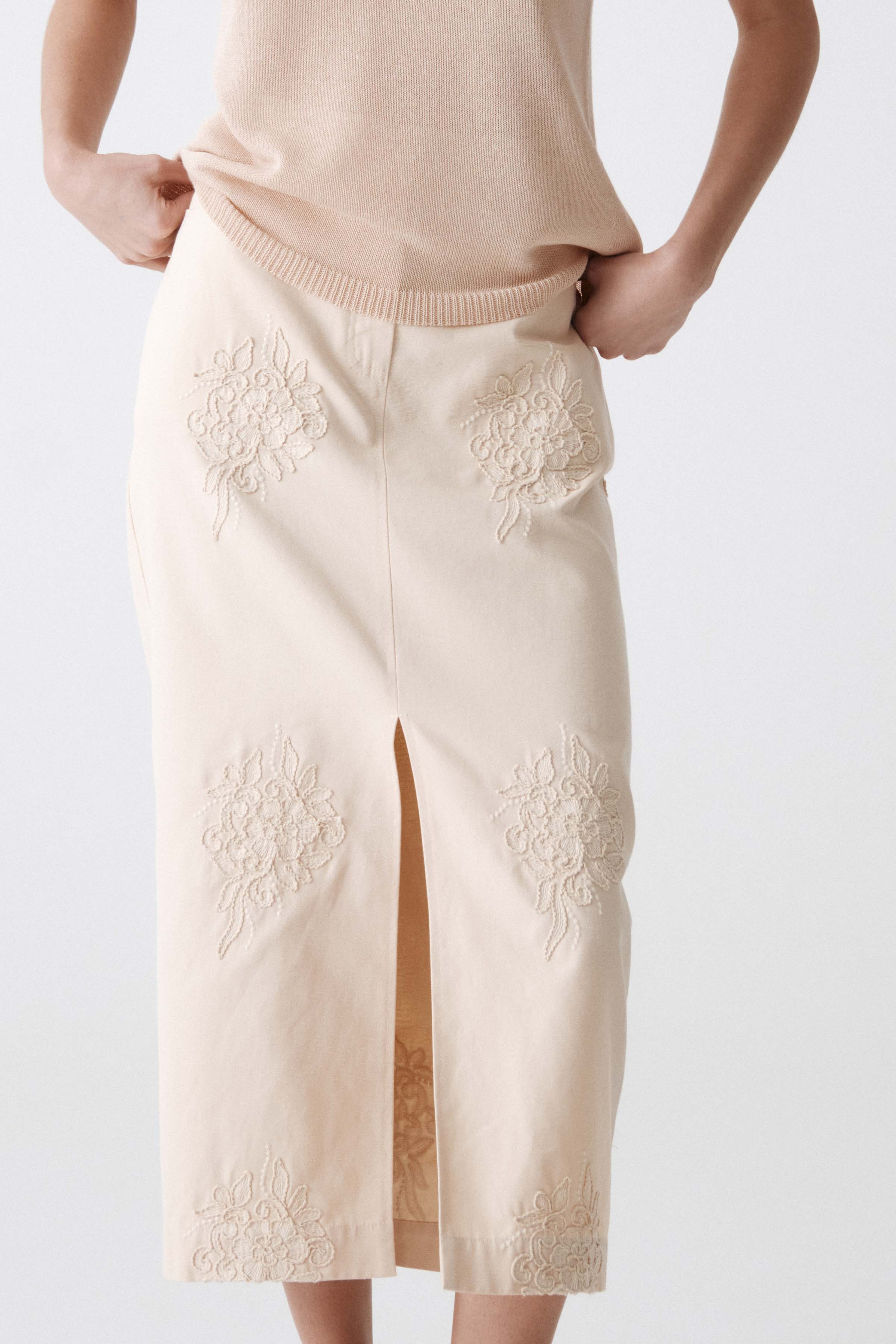 Юбка прямая с вышивкой  от Lesel (Лесель)! Заказывайте по ✆ 8 (800) 777 02 37