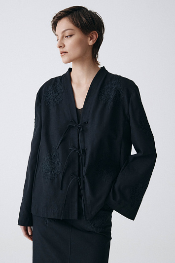 Жакет накидка с вышивкой, короткий