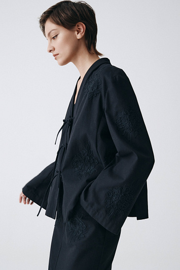 Жакет накидка с вышивкой, короткий