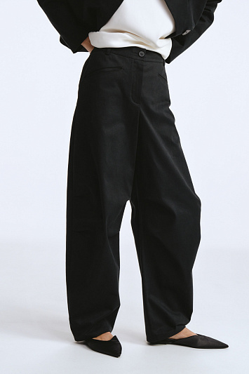 Брюки овал с защипами на колене