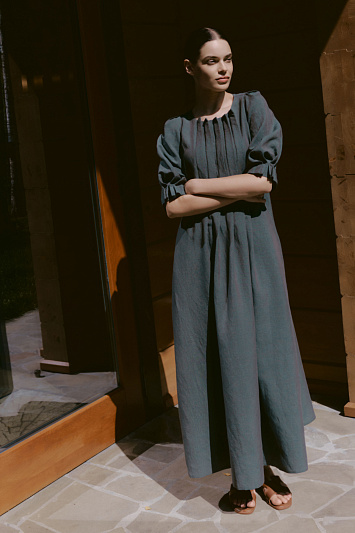 Платье с широкими защипами, лен