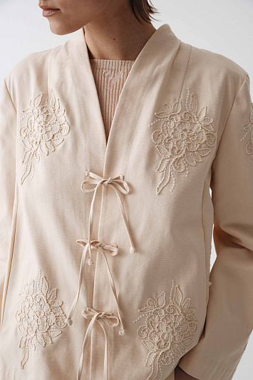 Жакет накидка с вышивкой, короткий