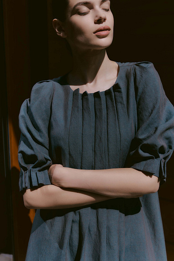 Платье с широкими защипами, лен