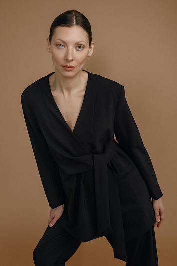 Жакет полуприталенный со складками