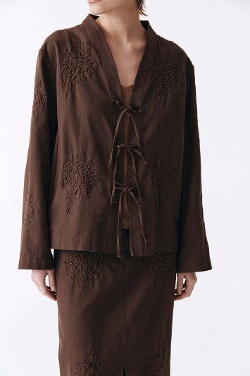 Жакет накидка с вышивкой, короткий