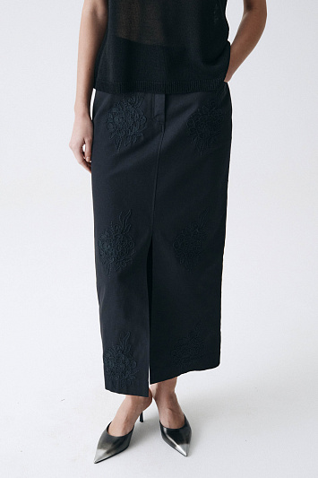 Юбка прямая с вышивкой