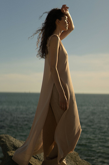 Платье длинное с разрезом